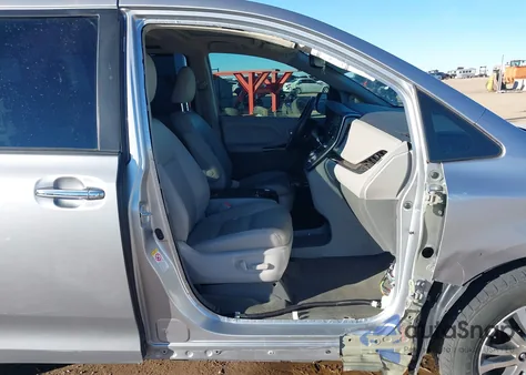 2018 Toyota Sienna Xle Premium 8 Passenger z USA, uszkodzony, nr VIN 5TDYZ3DC7JS935819